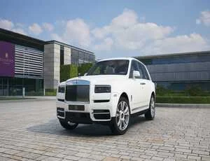 Rolls-royce cullinan in white for Wedding Car Hire in South London. Ohcars.co.uk.